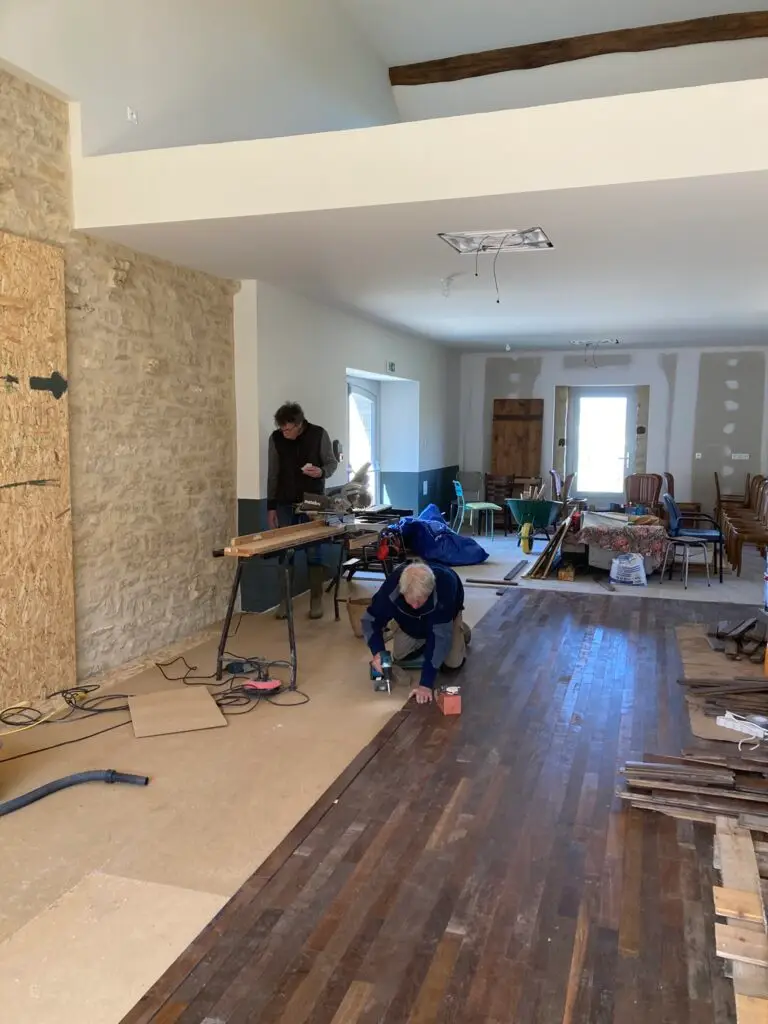 Oude houten vloer wordt gerestaureerd