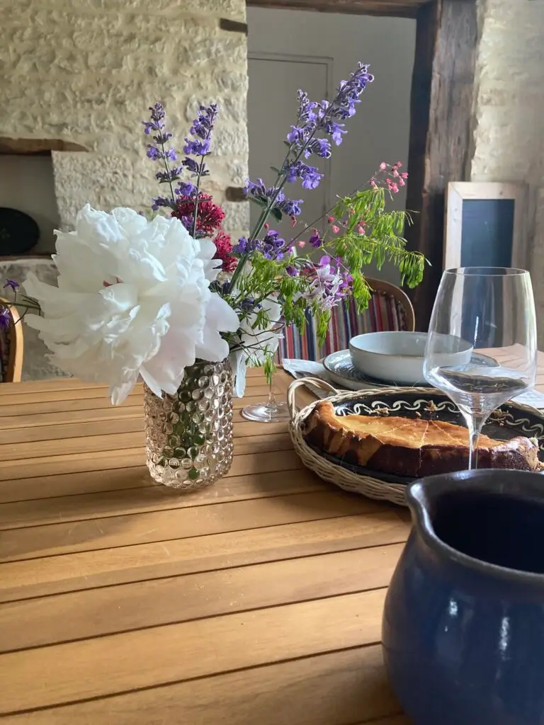 tafel in het restaurant met bloemen en taart