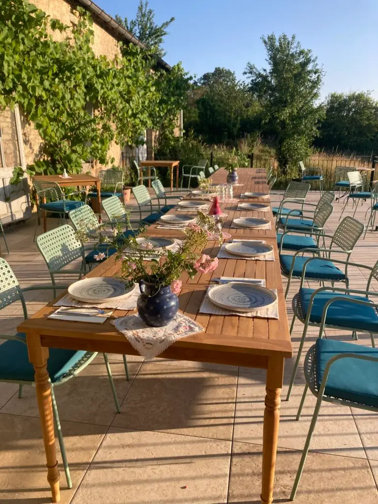 terras met druivenstruik en ondergaande zon gedekte tafel